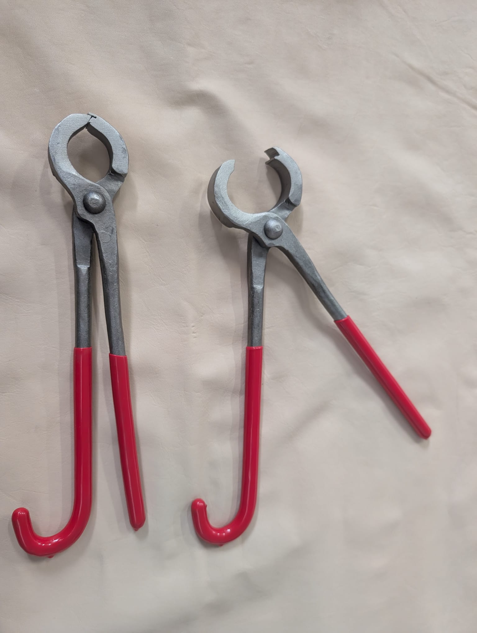 Hide handling tongs with curved handle for pulling hides from lime and pickle pits